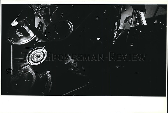 1988 Press Photo Kevin Wagner looks over Gleaner Rotary combine at AG Expo 88