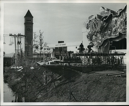 1974 Press Photo Workmen prepare the Dancing Waters exhibit at Expo '74