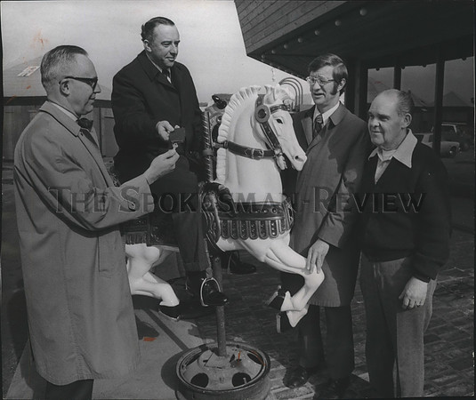 1975 Press Photo Philip Stanton hands carousel building key to Donald Schroeder