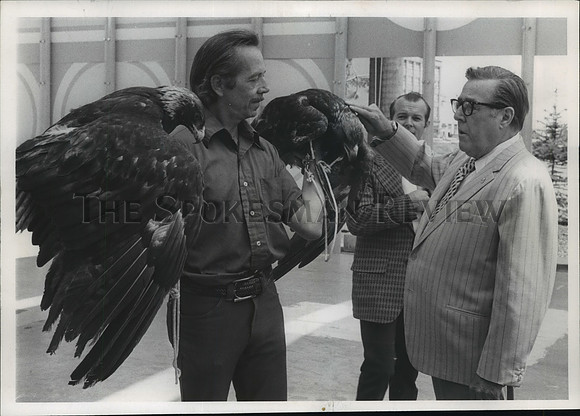 1974 Press Photo Sen. Warren Magnuson presented pair of Golden Eagles to Expo.