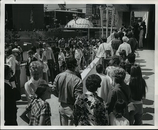 1979 Press Photo People waiting in line for large Soviet Pavilion at Expo '74