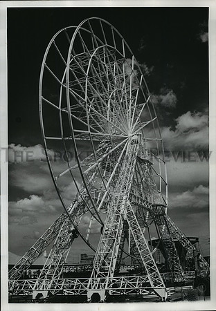 1974 Press Photo What's a fair without a ferris wheel with its a towering site.