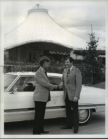 1974 Press Photo James Critzer receives keys from GM manager Don Hachhaus