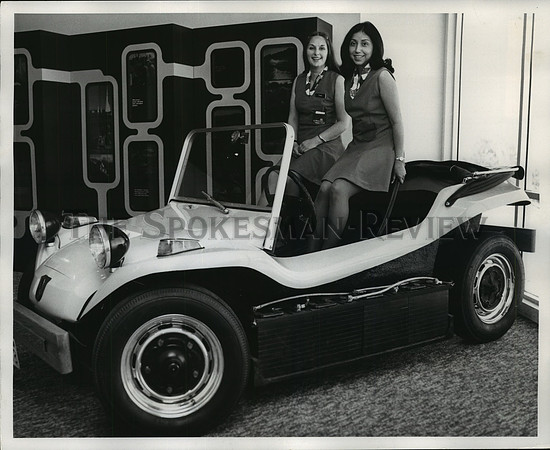 1974 Press Photo Tina Herald and Diane Rocha in an electric car at Expo '74