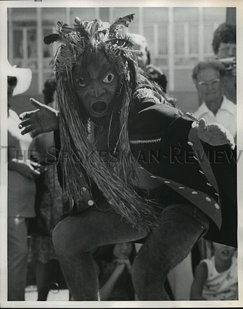 1974 Press Photo Masked dancer doing totem pole ceremony, Canada Island-Expo '74