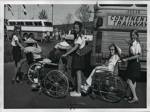 1974 Press Photo Girl scouts assist senior citizens around the Fairgrounds.