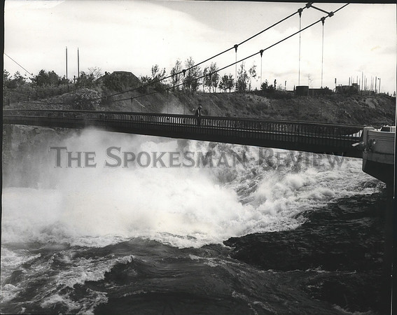 1975 Press Photo Footbridge over the Spokane River, Riverfront Park