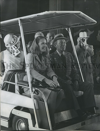 1974 Press Photo Bing Crosby and his wife ride a cart together