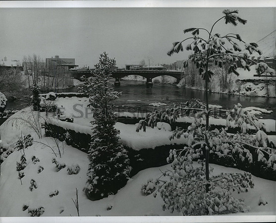 1975 Press Photo Snow-covered Inspiration point on Spokane River