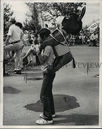 1974 Press Photo Visitor offers stuffed animal a free ride at Expo '74 Spokane