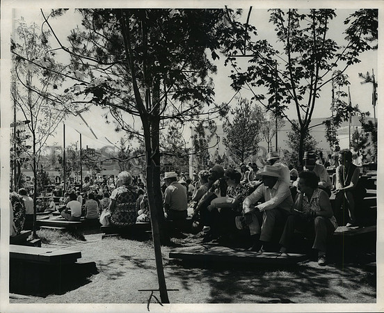1974 Press Photo Visitors of Expo '74 listen to Omar Khayam's verses under shade