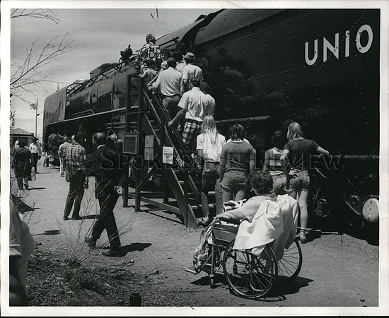 1974 Press Photo Visitors tour Union Pacific Locomotive at Expo 74 in Spokane