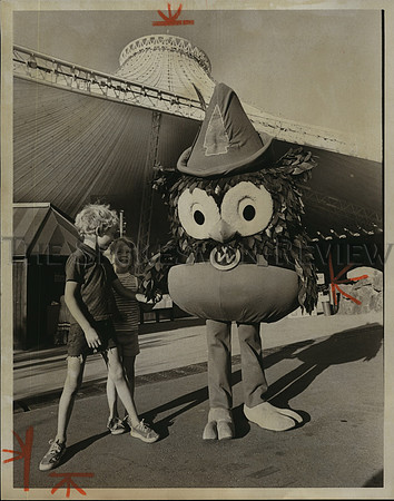 1974 Press Photo Pollution Education-Woodsy the Owl greets children-Expo '74