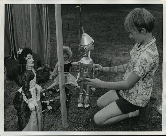 1974 Press Photo Douglas Stokes looks over the Tin Woodman built for Folklife.