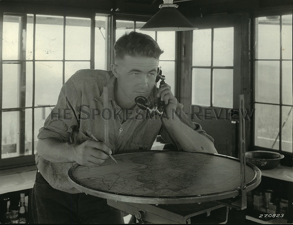 1936 Press Photo "Ole" Hafterson, reports a fire from Jackknife Lookout Station