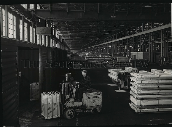 1953 Press Photo H. Epstein loading aluminum rolled and packaged at Kaiser plant