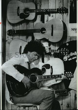 1969 Press Photo Jack Everitt at his Guitar Gallerie shop in Coeur d'Alene.