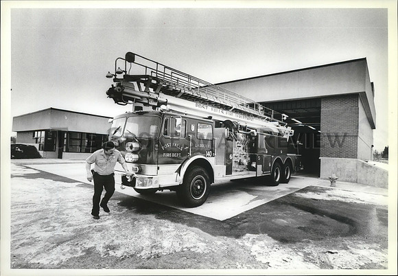 1986 Press Photo Crew cleans Post Falls Fire Department Truck