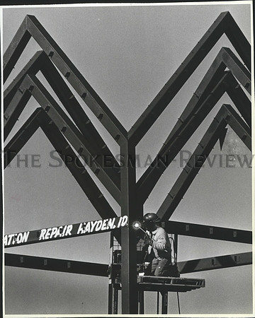 1991 Press Photo A welder works atop Riverbend Commerce Park in Post Falls
