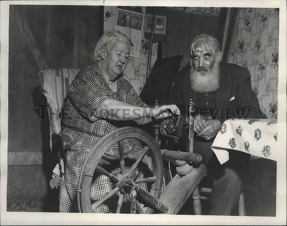 1952 Press Photo Mr & Mrs Henry William Taylor w/ their antique Spinning Wheel