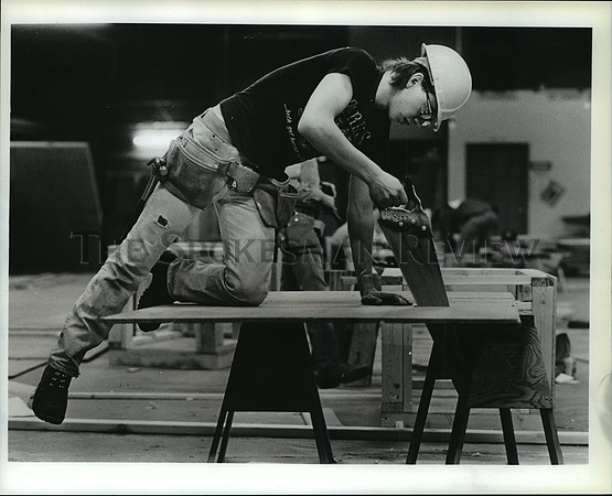 1989 Press Photo Young carpenter Scott Maguire builds a dog house for contest