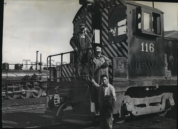 1946 Press Photo Trainmen stepped down from engine at Great Northern railway's