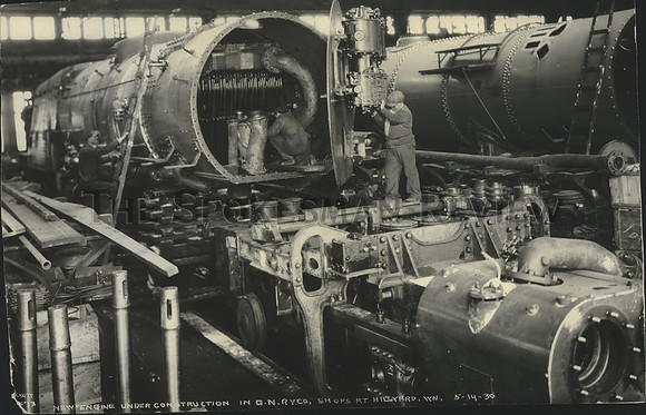 1930 Press Photo 2 Engines under construction, Great Northern Railroad, Hillyard
