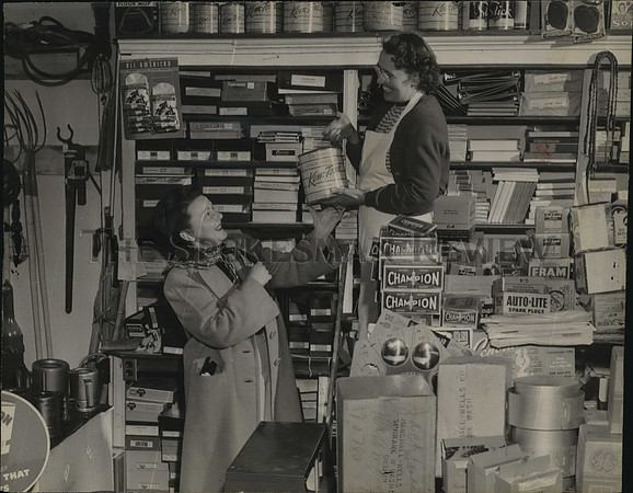 1949 Press Photo Mrs. Wesley Stipe buys paint from Mrs. Sweat Diamond Store, WA