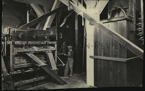 1930 Press Photo Worker at Machine Inside Washington Co-Op Egg and Poultry Plant