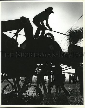 1988 Press Photo Retired farmer Ben Krom pitches barley onto combine machine