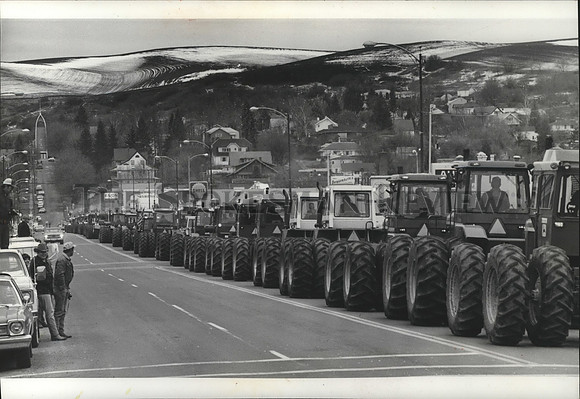 1977 Press Photo Tractors during farmers' demonstration in Colfax