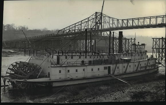 1939 Press Photo Steamer Lewiston sailing under bridge