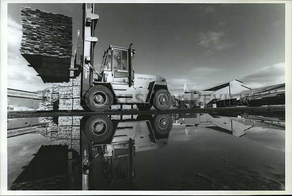 1991 Press Photo Potlatch Lumber Company-A forklift at the Lewiston Sawmill