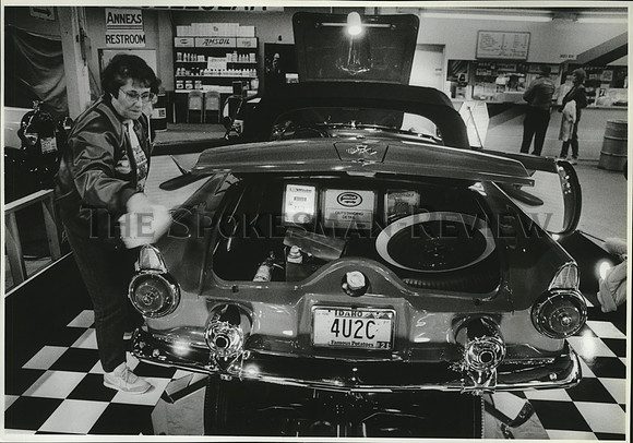 1982 Press Photo Shirley Gustin Puts Finishing Touches on Her 1955 Thunderbird
