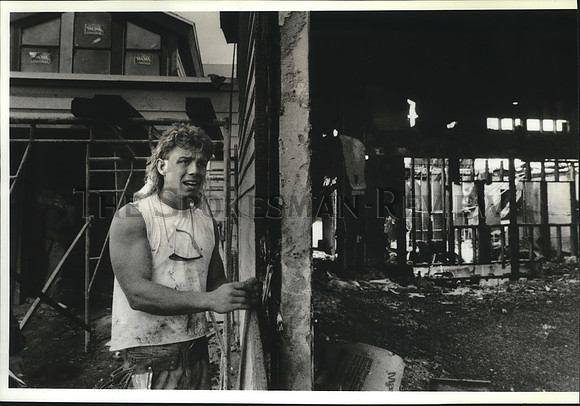 1989 Press Photo Joe Wise at the Omak Free Methodist Church after a fire in Omak