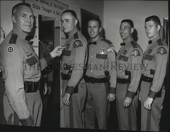 1967 Press Photo Patrol Captain Stacy G. Mattson with new troopers, Spokane