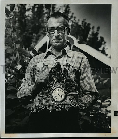 1980 Press Photo Lyle Stephens of Sandpoint with one of  his clocks