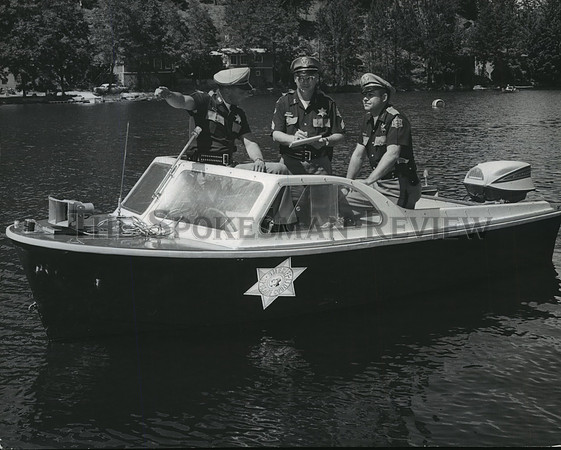 1964 Press Photo Spokane County sheriff's officer boat patrol at Honeymoon Bay