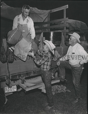 1963 Press Photo Veteran trail boss Steve McLean unloads his gear to make camp