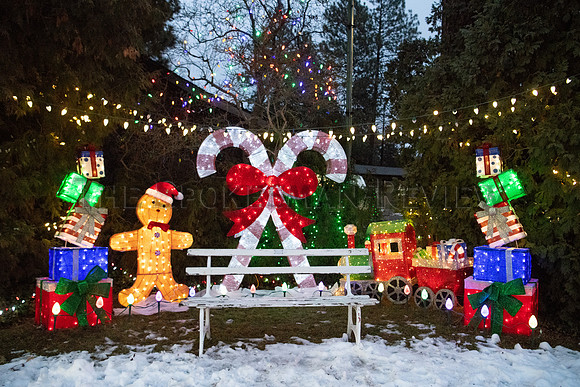 SRX HOLIDAY LIGHTS AT GAISER 7