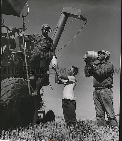 1967 Press Photo Farmers enjoy break from harvesting