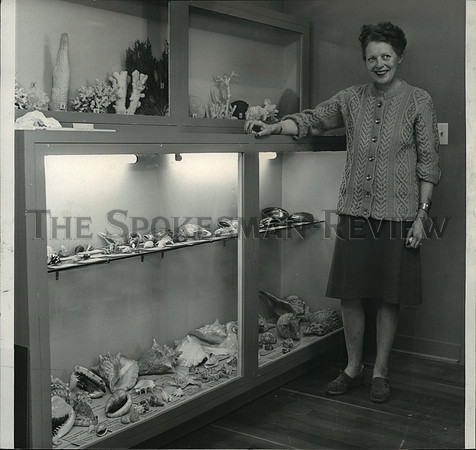 1963 Press Photo Mrs Frank P Weaver at Cheney Cowles Memorial Museum