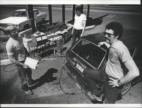 1977 Press Photo Bill Alkire at the auto pollution emission test center