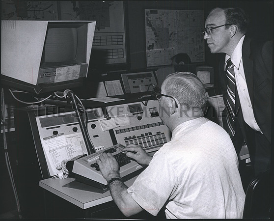 1974 Press Photo James E. Hobbs and Patrick Sims test new computer system