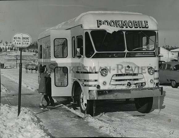 1956 Press Photo Youngster inspecting the Spokane Public Library bookmobile