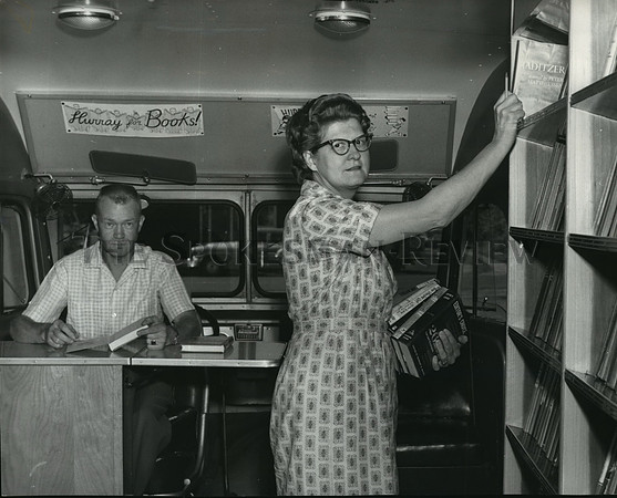 1962 Press Photo Conrad N Neste & Helen Mabeck-Bookmobile of Spokane Co Library