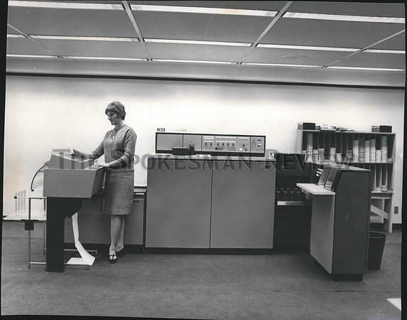 1967 Press Photo  Mrs. Ronald Duel uses IBM 360/20 at Eastern Washington College