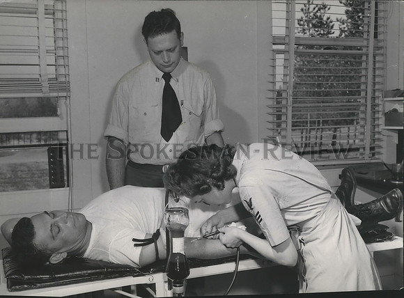 1945 Press Photo Mary Chadwick draws Blood from Seaman at Farragut Hospital