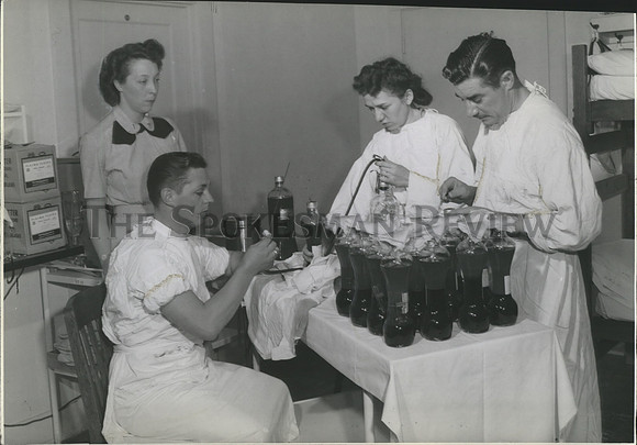 1945 Press Photo WAVE Lieutenant Charlotte Scott supervises Blood Bottlers