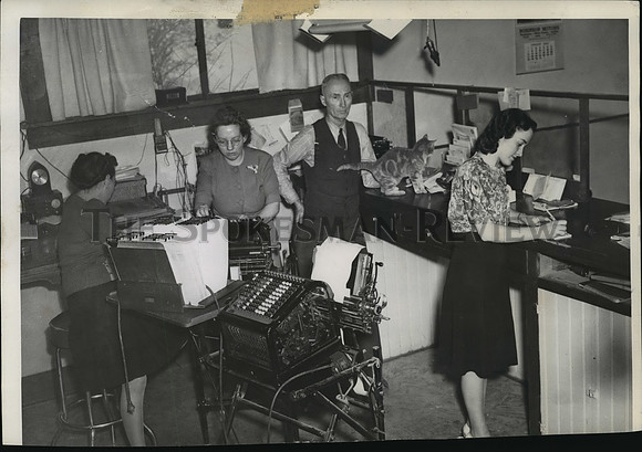 1945 Press Photo Thomas R Jones and his bank staff in Weber bank Wardner Idaho